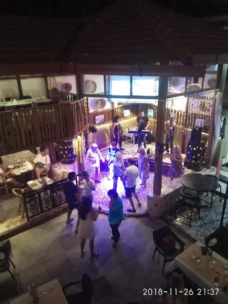 танцпол в ресторане " Mike*s place", где зажигали Ира и Миша, ну, и мой муж