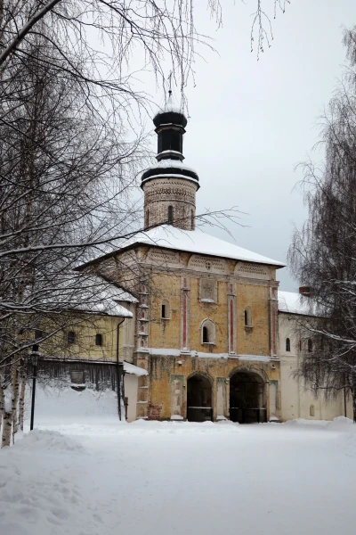 Святые врата и Церковь Иоанна Лествичника