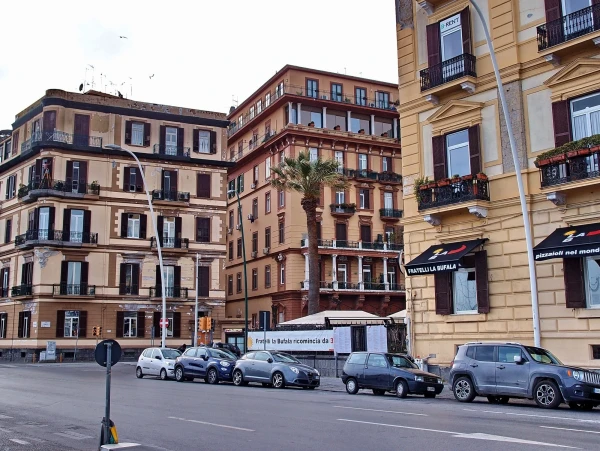Riviera di Chiaia , домики один наряднее другого