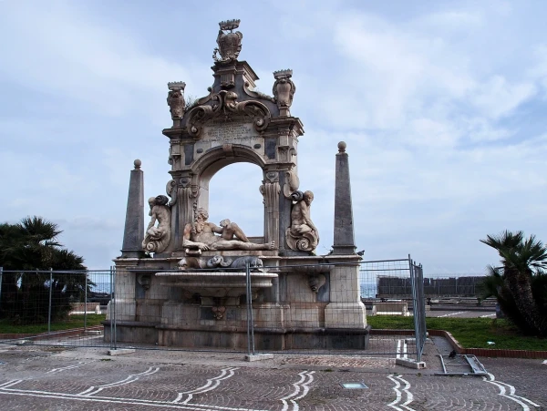 Fontana del Sebeto, явно близкий родственник всем известного Fontana Immacolatella, что стоит возле Кастель дель Ово