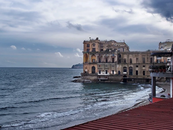 А это пляж "имени меня") - bagno Elena)) -  и Palazzo Donn'Anna 