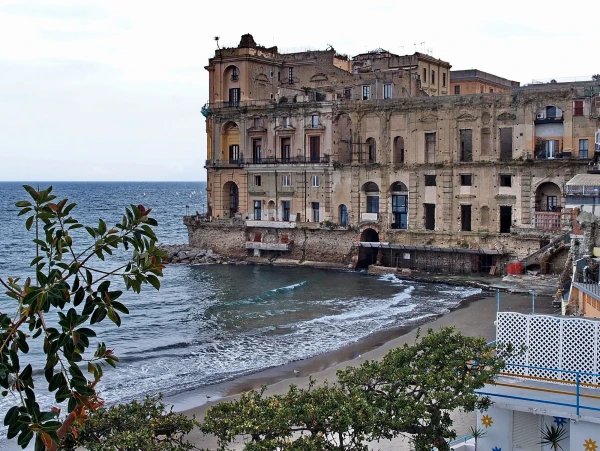 Palazzo Donn'Anna, гремел когда-то, а теперь только остатки былой славы и роскоши, но место живописное