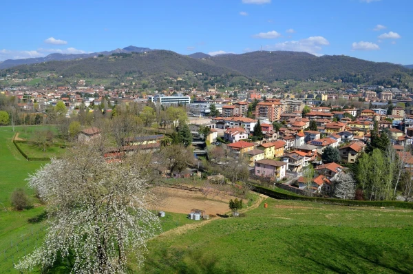 Виды с бастиона крепости Ла Рокка (La Rocca) на Нижний Бергамо