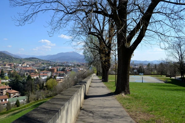 Виды с бастиона крепости Ла Рокка (La Rocca) на Нижний Бергамо
