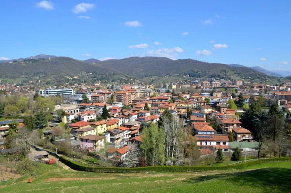 Виды с бастиона крепости Ла Рокка (La Rocca) на Нижний Бергамо