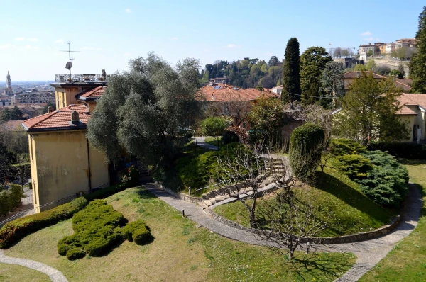 Виды с бастиона крепости Ла Рокка (La Rocca) на Нижний Бергамо