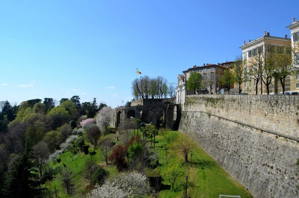 Вид с бастиона крепости Ла Рокка (La Rocca) на мост, ведущий к воротам Святого Джакомо (Porta San Diacomo)