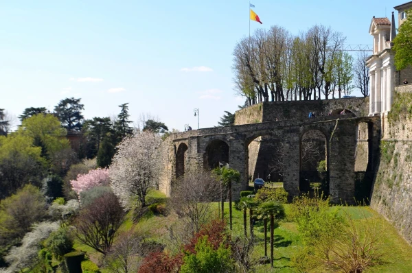 Вид с бастиона крепости Ла Рокка (La Rocca) на мост, ведущий к воротам Святого Джакомо (Porta San Diacomo)