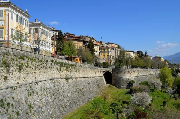 Вид на бастион крепости Ла Рокка (La Rocca) 