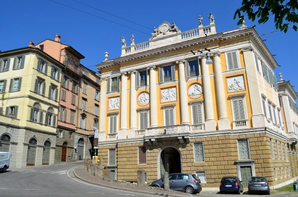Дворец Медоладжо-Албани (Palazzo Medolago- Albani Palace 