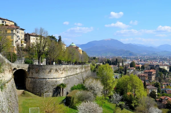Вид на бастион крепости Ла Рокка (La Rocca) от ворот Святого Джакомо