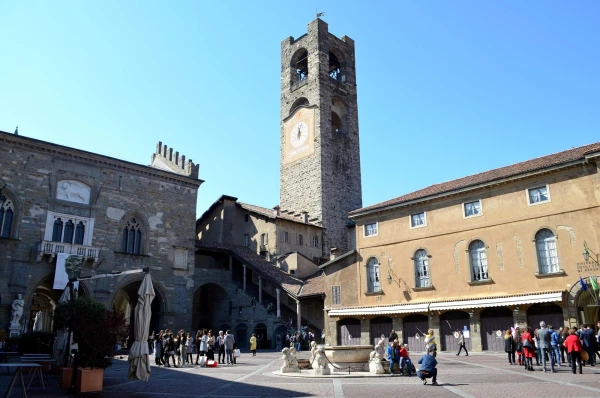 На Piazza Vecchia. В центре башня Campanone Torre Civica
