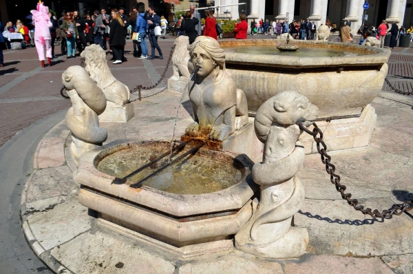 На Piazza Vecchia. Фонтан Контарини