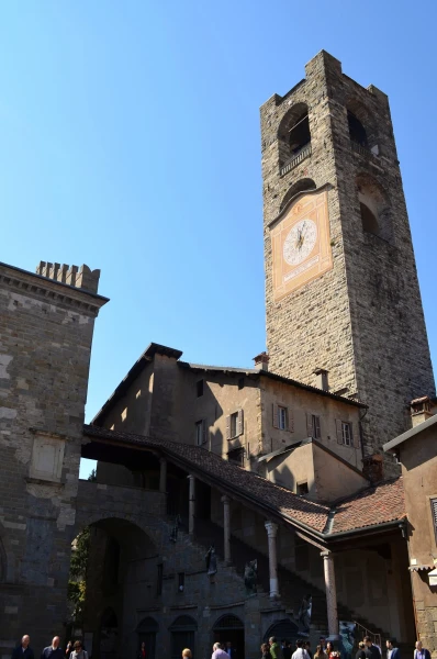 На Piazza Vecchia. Башня Campanone Torre Civica
