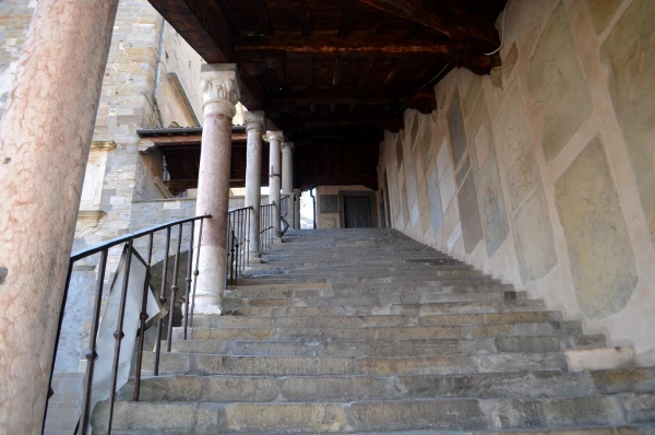 На Piazza Vecchia. Поднимаюсь по ступенькам к башне Campanone Torre Civica