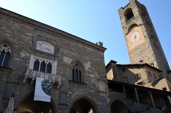 На Piazza Vecchia. Ragione Palace и башня Campanone Torre Civica