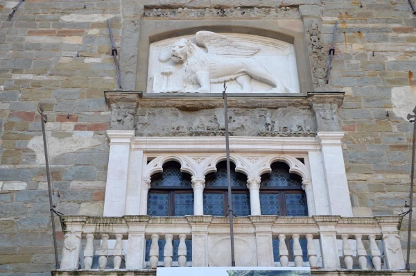 На Piazza Vecchia. Венецианский лев на фасаде Ragione Palace