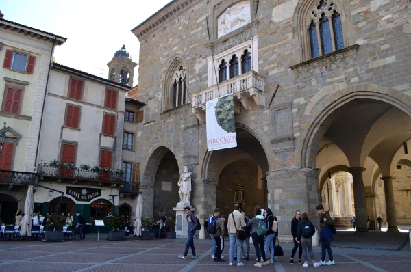 На Piazza Vecchia. Ragione Palace