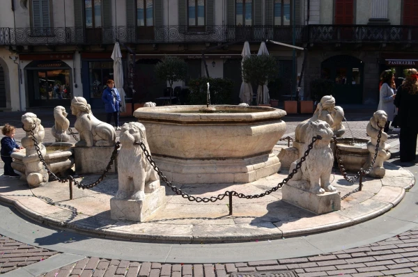 На Piazza Vecchia. Фонтан Контарини 
