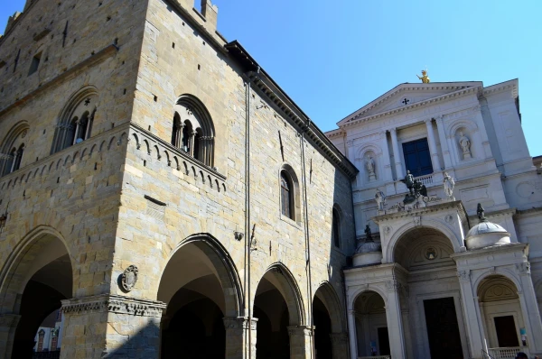 На Piazza Duomo. Фрагмент Городской Ратуши (Ragione Palace) и Кафедрального собора (Duomo)