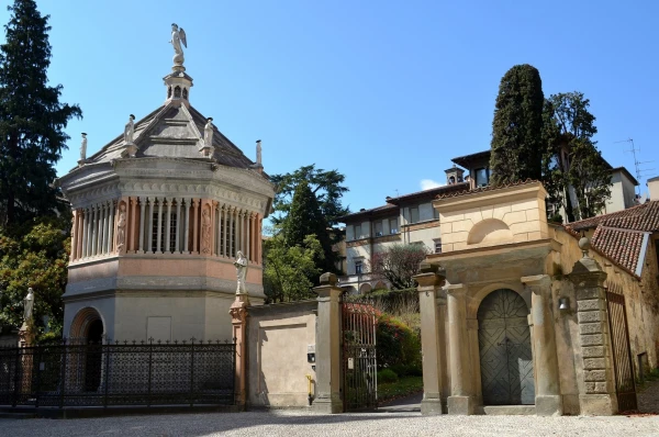 На Piazza Duomo. Баптистерий