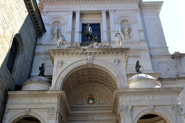 На Piazza Duomo. Фрагмент фасада Дуомо