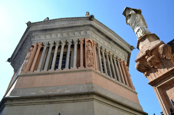 На Piazza Duomo. Фрагмент Баптистерия
