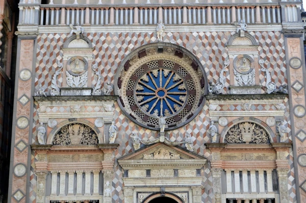 На Piazza Duomo. Фрагмент Капеллы Коллеони