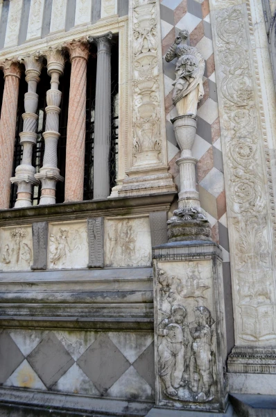 На Piazza Duomo. Фрагмент Капеллы Коллеони