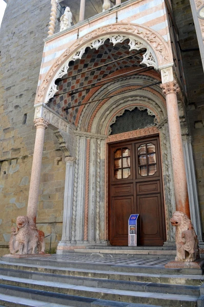 На Piazza Duomo. Портал Красных Львов Базилики Санта-Мария-Маджоре