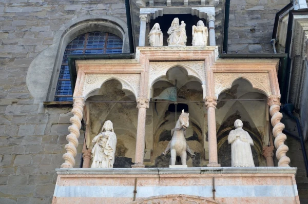 На Piazza Duomo. Фрагмент Капеллы Коллеони