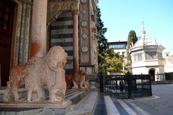 На Piazza Duomo. Фрагмент портала Красных Львов Базилики Санта-Мария-Маджоре