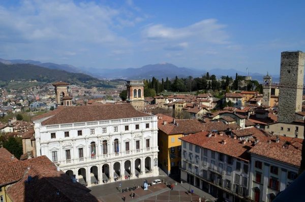 Вид на Piazza Vecchia с башни Campanone Torre Civica