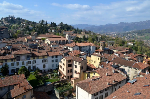 Вид на Верхний Бергамо с башни Campanone Torre Civica