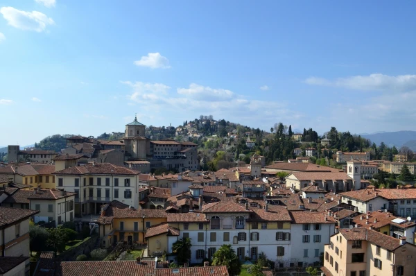 Вид на Верхний Бергамо с башни Campanone Torre Civica