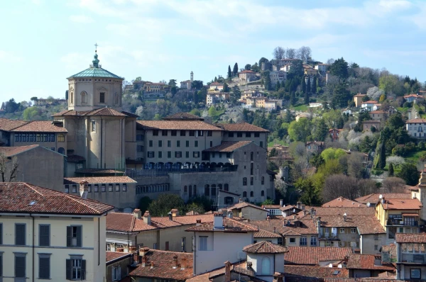 Вид на Верхний Бергамо с башни Campanone Torre Civica