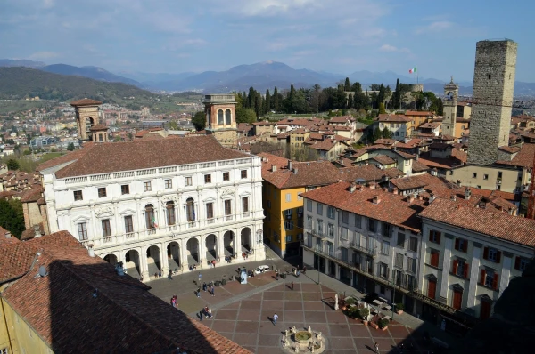 Вид на Piazza Vecchia с башни Campanone Torre Civica