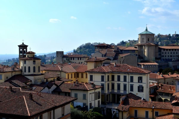Вид на Верхний Бергамо с башни Campanone Torre Civica