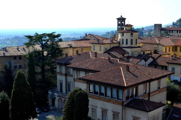 Вид на Верхний Бергамо с башни Campanone Torre Civica