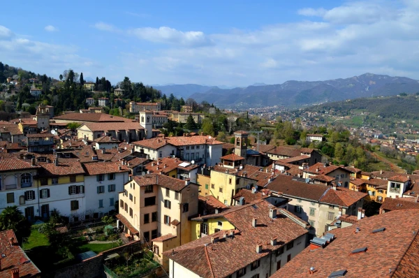 Вид на Верхний Бергамо с башни Campanone Torre Civica