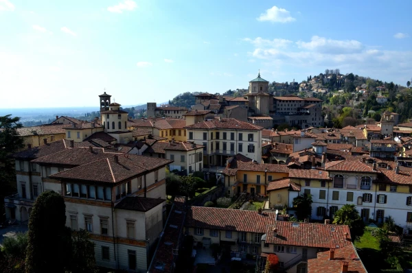 Вид на Верхний Бергамо с башни Campanone Torre Civica
