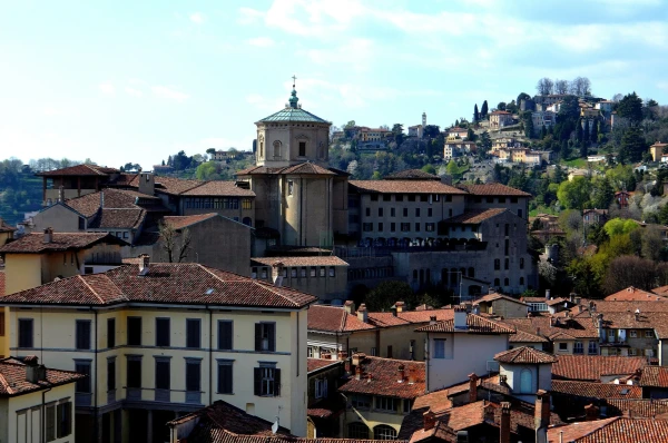 Вид на Верхний Бергамо с башни Campanone Torre Civica
