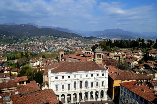 Вид на Piazza Vecchia с башни Campanone Torre Civica