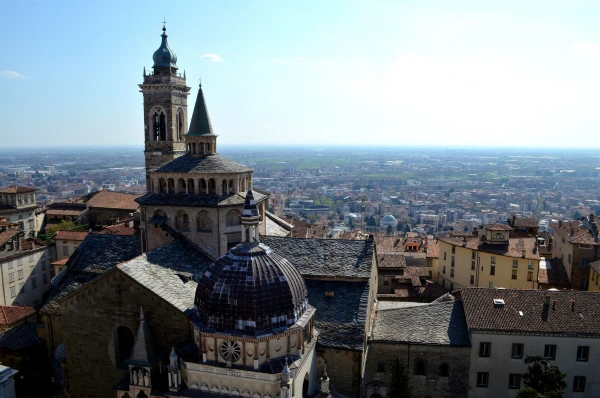 Вид с башни Campanone Torre Civica на Piazza Duomo