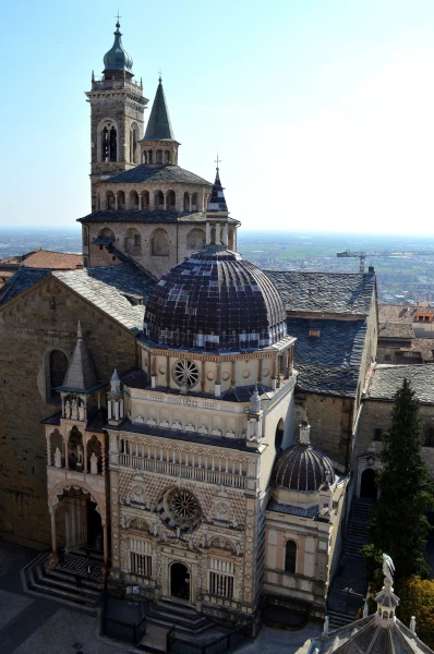 Вид с башни Campanone Torre Civica на Piazza Duomo