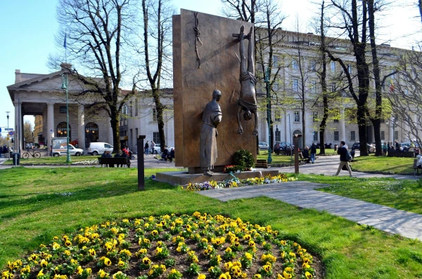 Нижний Бергамо. Городской парк с монументом партизанам (Monument to Partisan) на пьяцца Маттеотти (piazza Giacomo Matteotti)