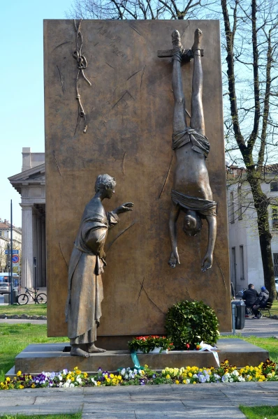 Нижний Бергамо. Монумент партизанам (Monument to Partisan) на пьяцца Маттеотти (piazza Giacomo Matteotti)