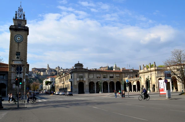 Нижний Бергамо. На пьяцца Витторио Венето (piazza Vittorio Veneto)