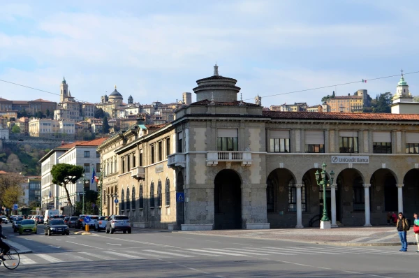 Вид на Верхний Бергамо с пьяцца Витторио Венето (piazza Vittorio Veneto)