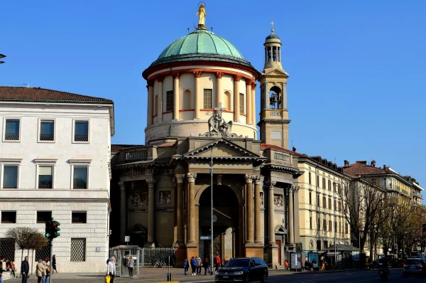 Нижний Бергамо. Церковь Непорочной Девы Марии (Chiesa di Santa Maria Immacolata delle Grazie) с входным барочным порталом, обрамленным колоннами